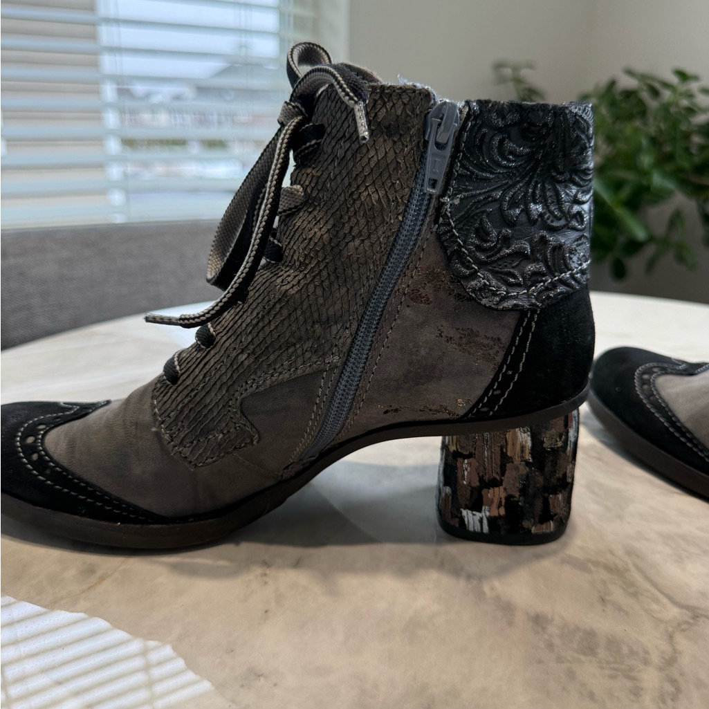 Elegant Black And Gray Heeled Boots